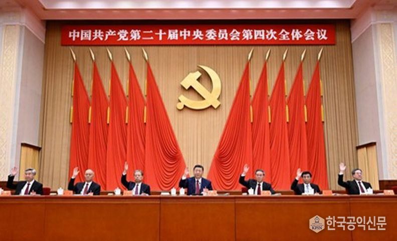 시진핑, 리창(李强), 자오러지(趙樂際), 왕후닝(王滬寧), 차이치(蔡奇), 딩쉐샹(丁薛祥), 리시(李希) 등이 주석대에 착석했다. (사진/신화통신)